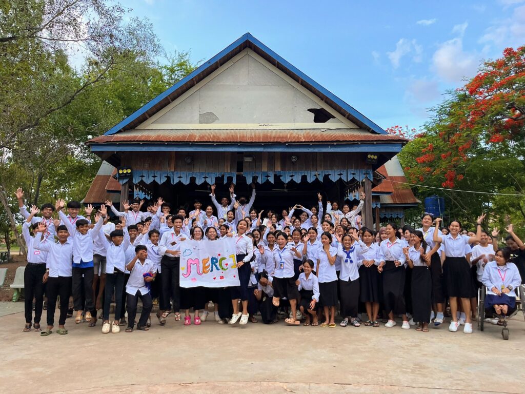 Enfants du Mékong qui envoient un message de remerciemet