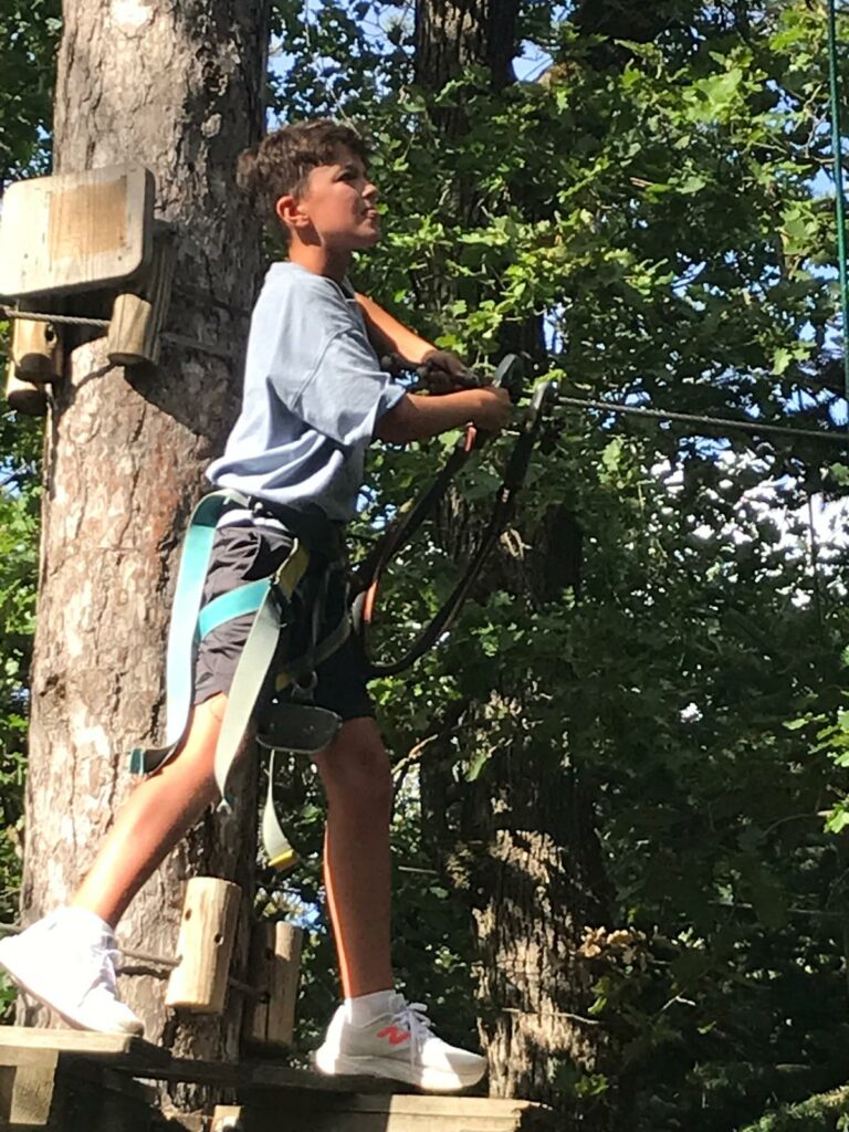 élève en plein accrocbranche