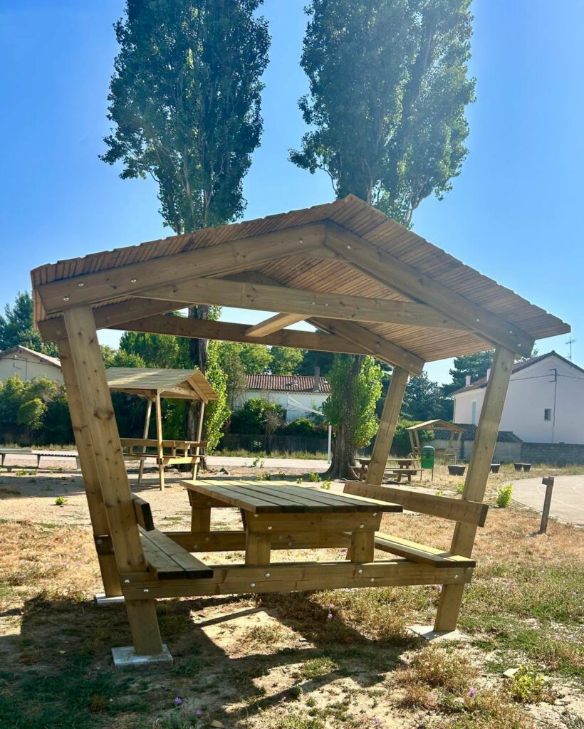 Tables couvertes dans la cour